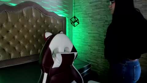 Snapshot of the_cat_girl_ chatting on 02-14-25, 04:41 i am Cat  online show from 02-14-25, 04:41