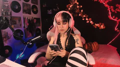 Snapshot of the_kitty_roxy chatting on 12-10-24, 10:28 ...  ... online show from 12-10-24, 10:28