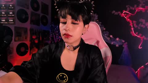 Snapshot of the_kitty_roxy chatting on 01-22-25, 07:03 ...  ... online show from 01-22-25, 07:03