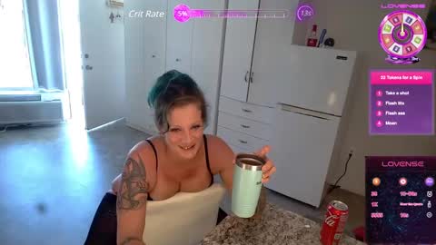 Snapshot of the_naked_siren chatting on 12-19-24, 06:23 lina luna online show from 12-19-24, 06:23