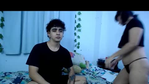 Snapshot of the_r00m chatting on 11-06-25, 11:04 Jaime Angela online show from 11-06-25, 11:04