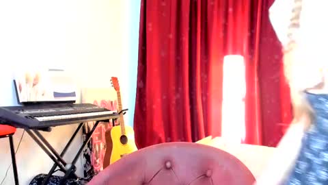 Ally    STREAMING ON TWITCH NOW Check my Twitter for updates online show from 02-12-25, 10:24