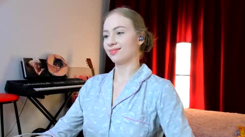 Ally    STREAMING ON TWITCH NOW Check my Twitter for updates online show from 03-09-25, 11:46