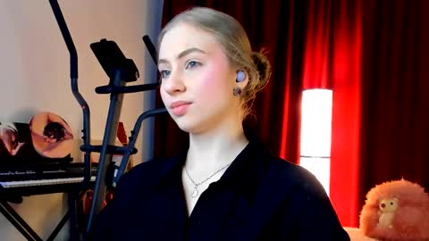 Ally    STREAMING ON TWITCH NOW Check my Twitter for updates online show from 10-16-25, 05:30