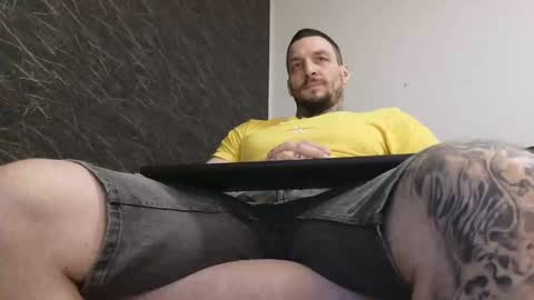 Snapshot of thebestmuscles chatting on 01-10-25, 03:27 John online show from 01-10-25, 03:27