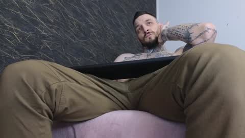 Snapshot of thebestmuscles chatting on 01-19-25, 07:26 John online show from 01-19-25, 07:26