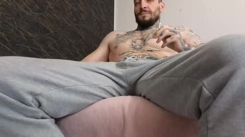 Snapshot of thebestmuscles chatting on 02-11-25, 08:05 John online show from 02-11-25, 08:05