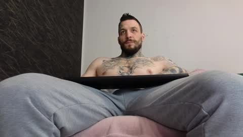 Snapshot of thebestmuscles chatting on 02-14-25, 08:10 John online show from 02-14-25, 08:10