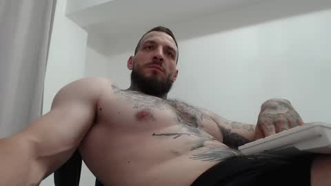 Snapshot of thebestmuscles chatting on 10-06-25, 07:55 John online show from 10-06-25, 07:55