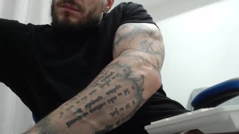 Snapshot of thebestmuscles chatting on 11-18-25, 08:02 John online show from 11-18-25, 08:02