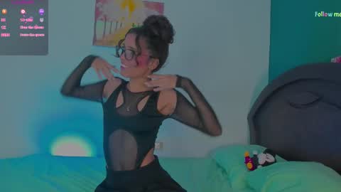 Snapshot of thedailyshow69 chatting on 11-01-25, 07:21 Max  Sophie online show from 11-01-25, 07:21