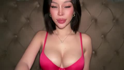 Elle  dont forget to folloW me and thumbs up online show from 04-23-26, 11:42