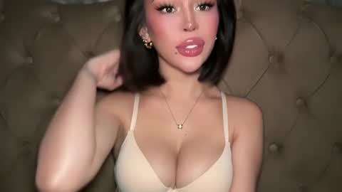 Elle  dont forget to folloW me and thumbs up online show from 04-28-26, 01:04