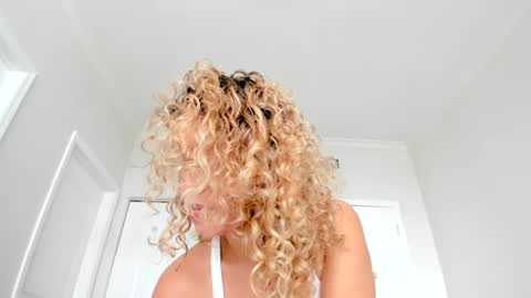 Snapshot of theislandgirl chatting on 12-22-24, 07:10 Lily Marie online show from 12-22-24, 07:10