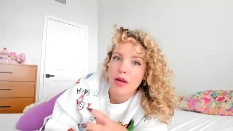 Snapshot of theislandgirl chatting on 01-08-25, 09:01 Lily Marie online show from 01-08-25, 09:01