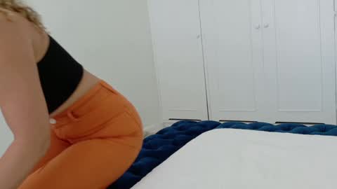 Snapshot of theislandgirl chatting on 09-19-25, 06:52 Lily Marie online show from 09-19-25, 06:52