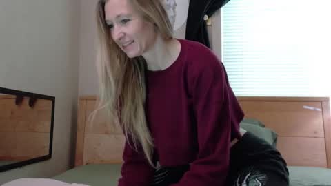 Snapshot of thelunastorm chatting on 10-14-25, 05:03 The Luna Storm online show from 10-14-25, 05:03