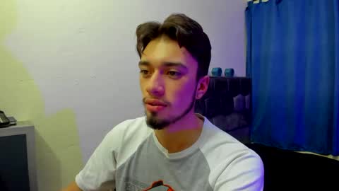 Snapshot of theo_stone04 chatting on 09-19-25, 09:11 Theo online show from 09-19-25, 09:11