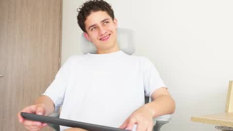 Snapshot of theohawke_ chatting on 02-13-25, 04:28 THEO- MATEO online show from 02-13-25, 04:28