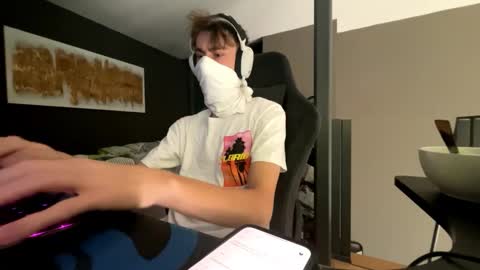 Snapshot of theothede19cm chatting on 10-22-25, 10:48 theothede19cm online show from 10-22-25, 10:48