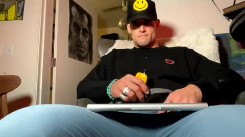 Snapshot of theoutfitter chatting on 01-01-25, 12:33 MISTERPOWERS online show from 01-01-25, 12:33