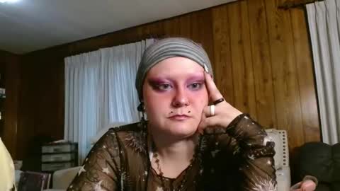 Snapshot of thesirenscall chatting on 04-12-26, 11:43 Siren of the Fae online show from 04-12-26, 11:43