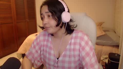 Snapshot of thetalkingbutt chatting on 05-19-26, 04:52 Mai online show from 05-19-26, 04:52