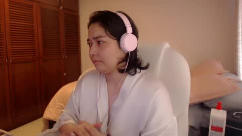 Snapshot of thetalkingbutt chatting on 06-08-26, 04:18 Mai online show from 06-08-26, 04:18