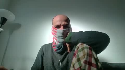 Scarf guy online show from 03-12-25, 08:41