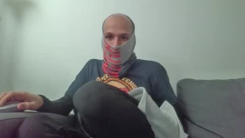 Scarf guy online show from 03-12-25, 02:56