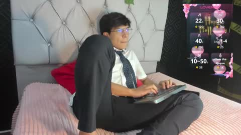 Snapshot of thiago_kozak chatting on 10-15-25, 01:44 thiago online show from 10-15-25, 01:44