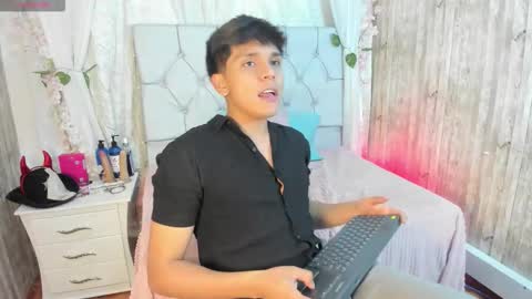 Snapshot of thiago_kozak chatting on 11-18-25, 02:17 thiago online show from 11-18-25, 02:17