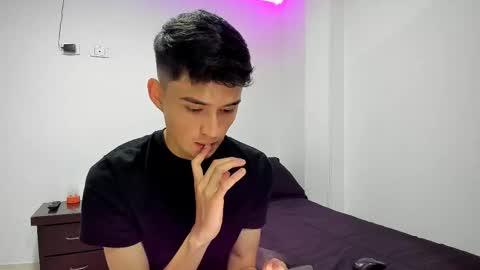 Snapshot of thiagowells_ chatting on 02-18-25, 08:25 Thiago Wells online show from 02-18-25, 08:25