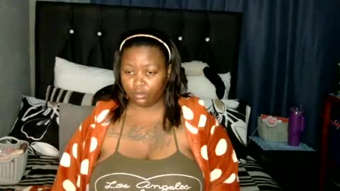 Snapshot of thickcaramel_p chatting on 03-23-26, 03:21 phindy online show from 03-23-26, 03:21