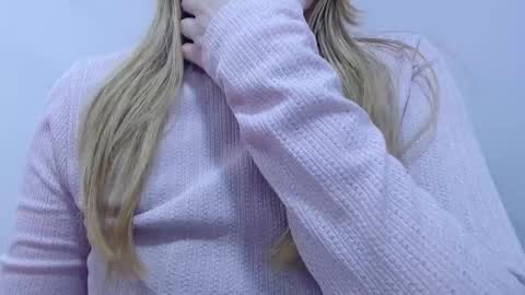 Snapshot of thin33 chatting on 10-28-25, 03:10 sara online show from 10-28-25, 03:10