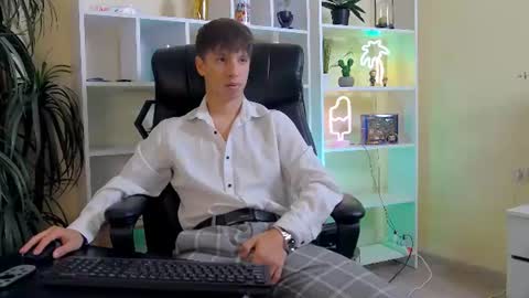 Snapshot of thomas_edisonn chatting on 07-19-26, 07:12 thomas_edisonn online show from 07-19-26, 07:12