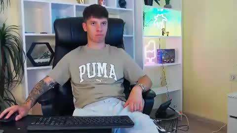 Snapshot of thomas_edisonn chatting on 07-26-26, 12:23 thomas_edisonn online show from 07-26-26, 12:23