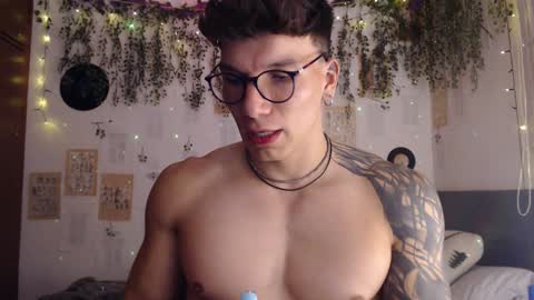 Snapshot of thomas_fuckboy chatting on 01-22-25, 03:31 Thomas Grey online show from 01-22-25, 03:31