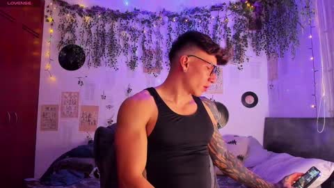 Snapshot of thomas_fuckboy chatting on 02-05-25, 10:12 Thomas Grey online show from 02-05-25, 10:12