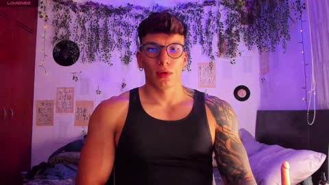 Snapshot of thomas_fuckboy chatting on 02-06-25, 01:27 Thomas Grey online show from 02-06-25, 01:27