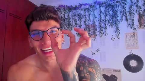 Snapshot of thomas_fuckboy chatting on 03-08-25, 06:43 Thomas Grey online show from 03-08-25, 06:43