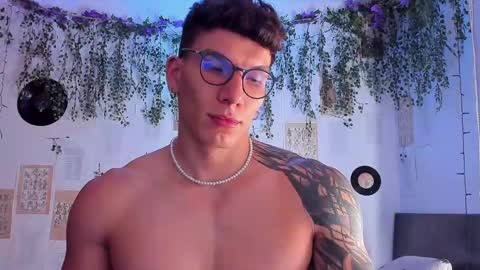 Snapshot of thomas_fuckboy chatting on 03-09-25, 09:02 Thomas Grey online show from 03-09-25, 09:02