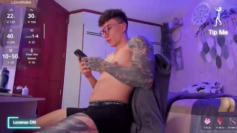 Snapshot of thomas_fuckboy chatting on 09-12-25, 10:59 Thomas Grey online show from 09-12-25, 10:59