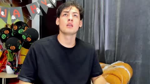 Snapshot of thomas_lester chatting on 10-24-25, 06:04 thomas_lester online show from 10-24-25, 06:04