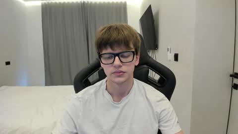 Snapshot of thomas_shelbivip chatting on 05-18-26, 02:12 Tomas online show from 05-18-26, 02:12
