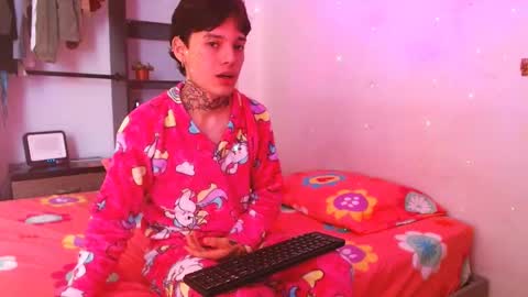 Snapshot of thomas_stallon chatting on 03-10-25, 01:32 thomas online show from 03-10-25, 01:32