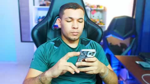 Snapshot of thomascollins__ chatting on 10-24-25, 06:54 Thomas online show from 10-24-25, 06:54