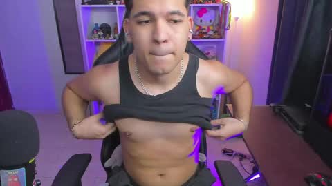 Snapshot of thomascollins__ chatting on 04-08-26, 04:01 Thomas online show from 04-08-26, 04:01