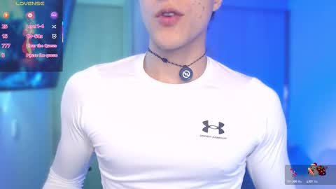 Snapshot of thomklein chatting on 11-17-25, 09:15 Thom Klein online show from 11-17-25, 09:15