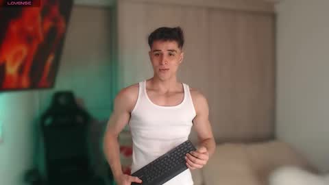 Snapshot of thomklein chatting on 02-18-26, 08:49 Thom Klein online show from 02-18-26, 08:49